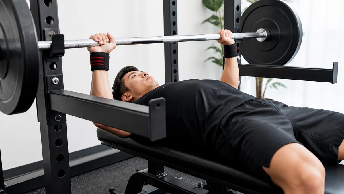 ベンチプレスのセーフティバーは高すぎるが正解｜1人で潰れても抜け出せる高さの決め方のアイキャッチ画像